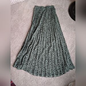 Beautiful green/black animal print pleated skirt
